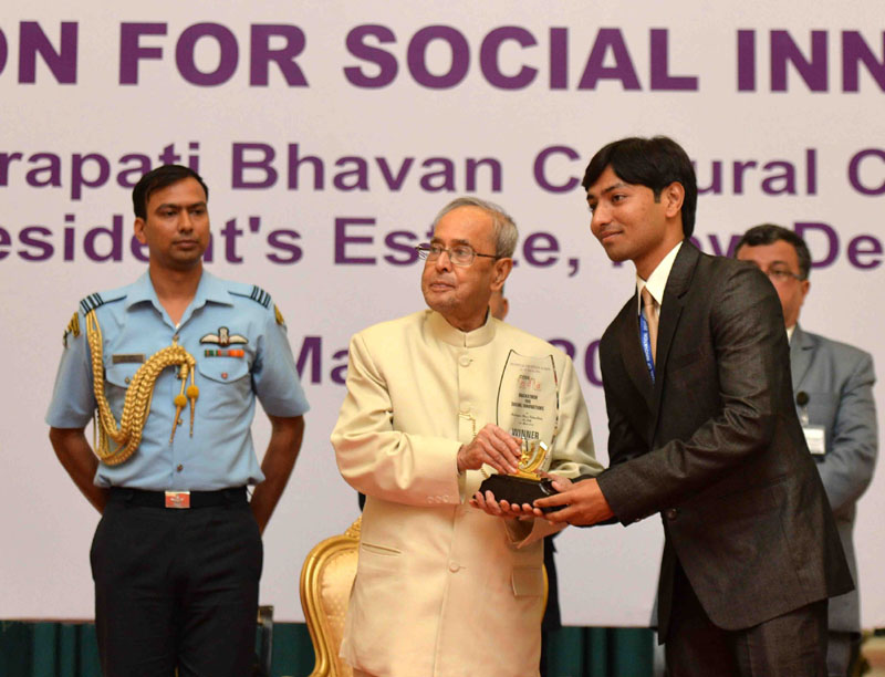 The President, Mr. Pranab Mukherjee presenting the award to the winner of the Hackathon Coding Competition on the subject ‘Monitoring of Loos in public places’, at Rashtrapati Bhavan, in New Delhi on March 18, 2016.