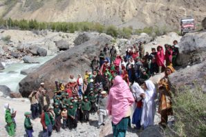 Residents of Unaouj village protesting against Administration demanding for bridge 