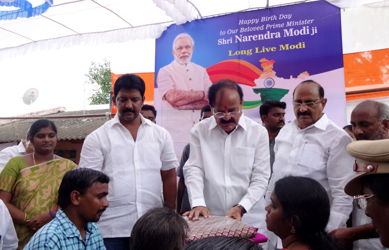 The Union Minister for Urban Development, Housing & Urban Poverty Alleviation and Information & Broadcasting, Mr. M. Venkaiah Naidu distributing the clothes marking the occasion of Prime Minister, Mr. Narendra Modi’s birthday in Leprosy colony, at Kesarpally, in Gannavarm mandal, Krishna District of Andhra Pradesh on September 17, 2016.