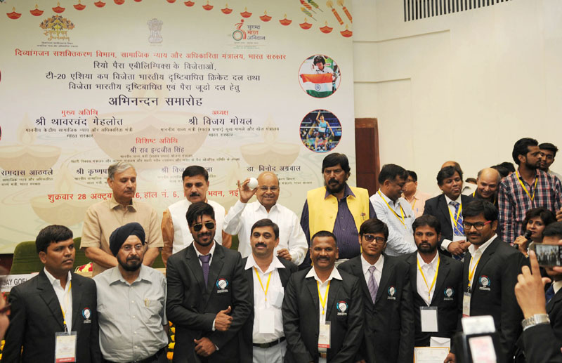 The Union Minister for Social Justice and Empowerment, Mr. Thaawar Chand Gehlot felicitated the ‘Rio Paralympic Medal Winners’, at a function, in New Delhi on October 28, 2016. The Minister of State for Planning (Independent Charge) and Urban Development, Housing and Urban Poverty Alleviation, Mr. Rao Inderjit Singh, the Ministers of State for Social Justice & Empowerment, Mr. Ramdas Athawale and Mr. Krishan Pal are also seen.