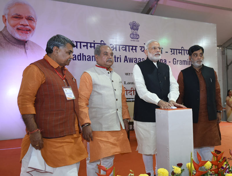 The Prime Minister, Mr. Narendra Modi launches Pradhan Mantri Aawas Yojana – Gramin, in Agra, Uttar Pradesh on November 20, 2016. The Union Minister for Rural Development, Panchayati Raj, Drinking Water and Sanitation, Mr. Narendra Singh Tomar and the Minister of State for Rural Development, Mr. Ram Kripal Yadav are also seen.