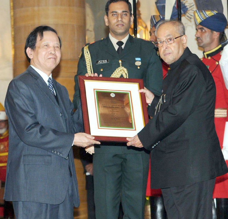 The President, Mr. Pranab Mukherjee presenting the second ICCR Distinguished Indologist award to the Peoples Republic of China, Prof. Yu Long Yu, at Rashtrapati Bhavan, in New Delhi on December 01, 2016.