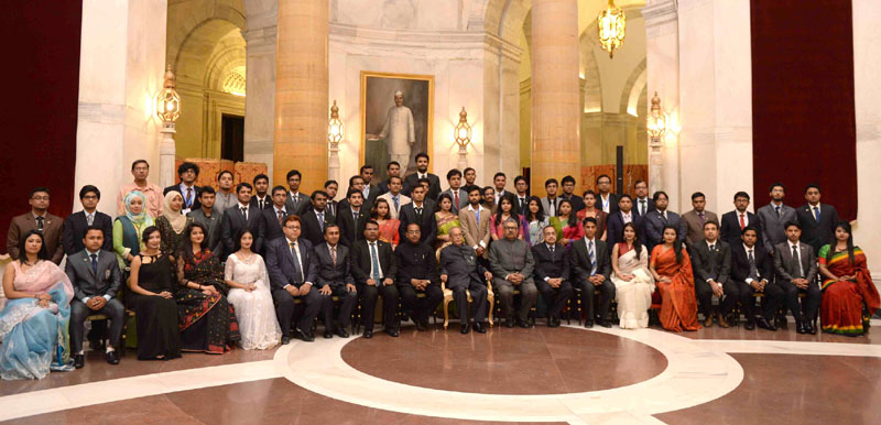 The President, Mr. Pranab Mukherjee with the youth delegation from Bangladesh, at Rashtrapati Bhavan, in New Delhi on December 05, 2016.