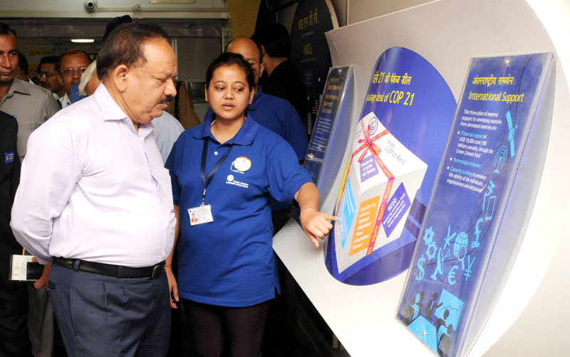 The Union Minister for Science & Technology and Earth Sciences, Dr. Harsh Vardhan visiting the exhibition “Science Express”, at Safdarjung Railway Station, in New Delhi on October 17, 2015.