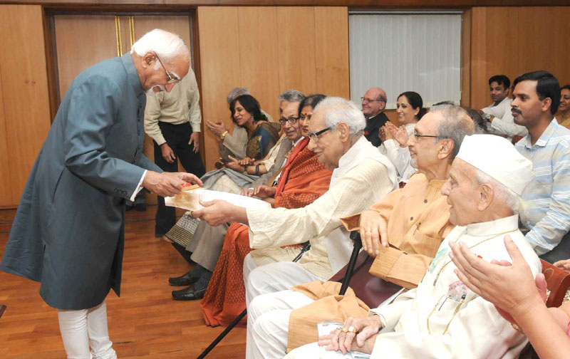 The Vice President, Mr. M. Hamid Ansari giving away the Chisti India Harmony Award 2015 to Mr. Kuldeep Nayar, Eminent Journalist, in New Delhi on April 19, 2016.