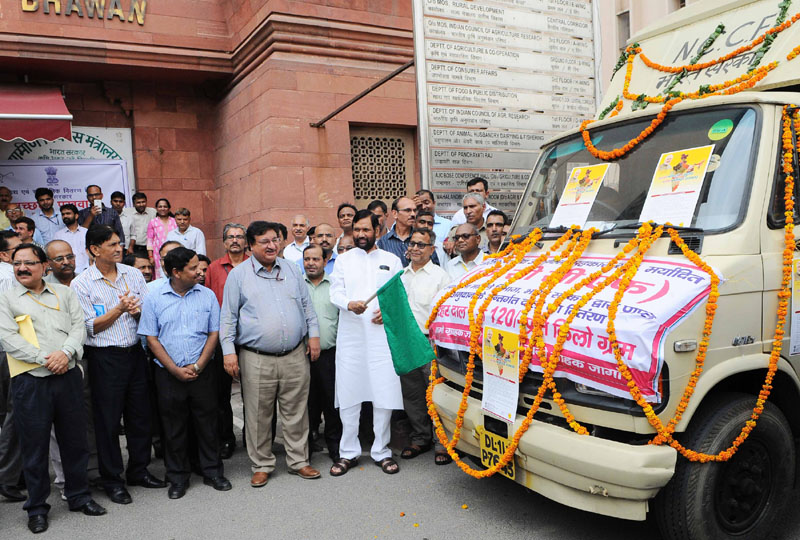 The Union Minister for Consumer Affairs, Food and Public Distribution, Mr. Ram Vilas Paswan flagging off the mobile vans for selling pulses at reasonable prices in Delhi, in New Delhi on June 15, 2016. The Secretary, Department of Consumer Affairs, Ministry of Consumer Affairs, Food and Public Distribution, Mr. Hem Kumar Pande is also seen.