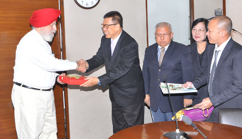  delegation of Thailand led by the Vice Minister of Commerce, Thailand, Mr. Winichi Chaemchaeng meeting the Minister of State for Agriculture & Farmers Welfare and Parliamentary Affairs, Mr. S.S. Ahluwalia, in New Delhi on September 06, 2016.